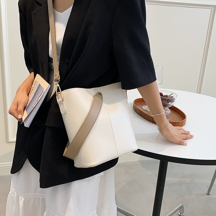 RX6900質感大包包女2021新款潮時尚網紅純色寬肩帶水桶包通勤簡約斜跨包MG20210806